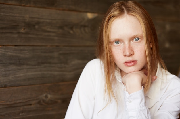 Femme rousse assise dans un café