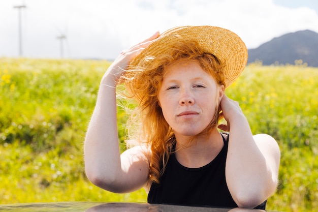 Femme rousse, debout, dans, champ