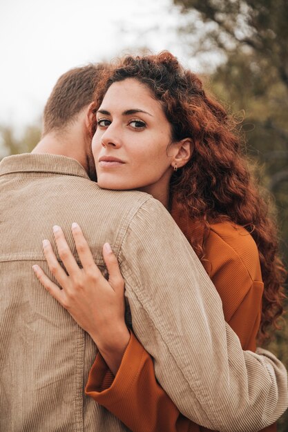 Femme rousse étreignant son petit ami