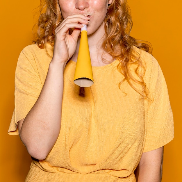 Femme rousse fait la fête pour son anniversaire