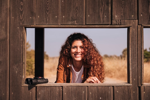 Femme rousse avec des jumelles