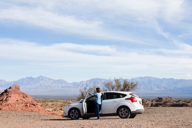 Femme sur la route profitant du paysage