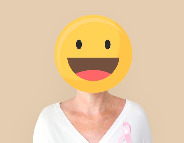 Photo gratuite femme avec ruban rose pour portrait de sensibilisation au cancer du sein