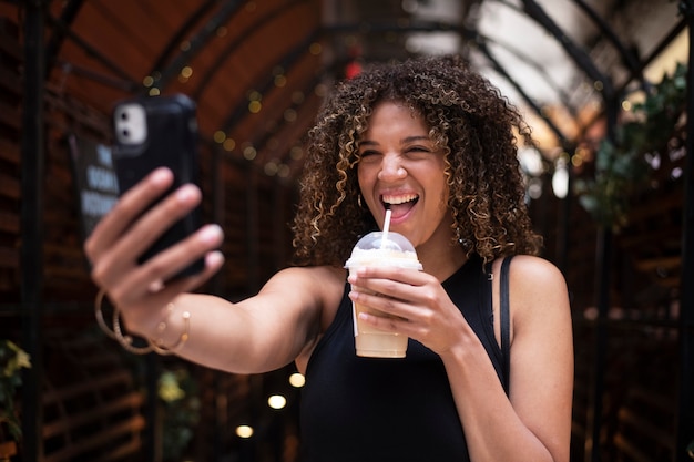 Photo gratuite femme s'amusant au festival de la gastronomie