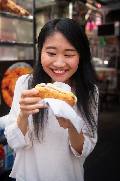 Femme s'amusant au festival de la gastronomie