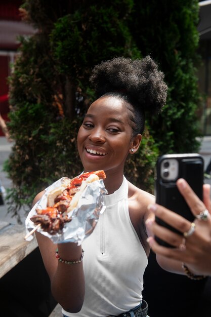 Femme s'amusant au festival de la gastronomie