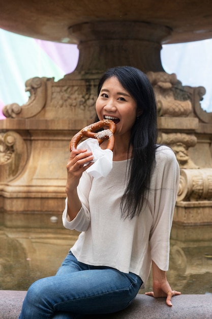 Femme s'amusant au festival de la gastronomie