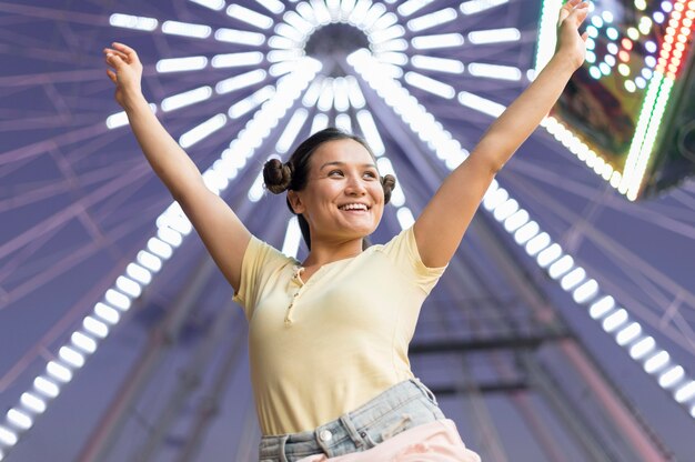 Femme s'amusant au parc d'attractions