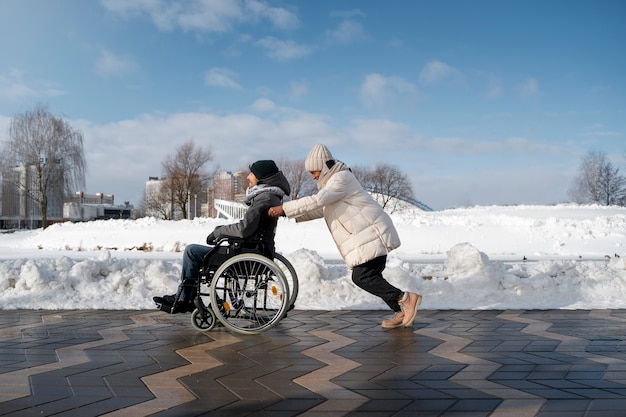 Femme s'amusant avec son ami handicapé