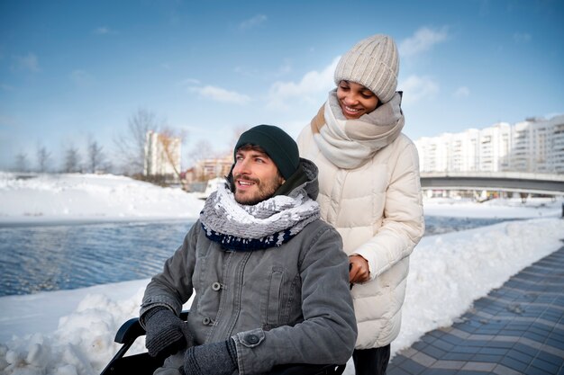 Femme s'amusant avec son ami handicapé