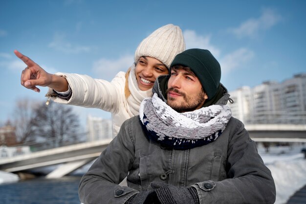 Femme s'amusant avec son ami handicapé