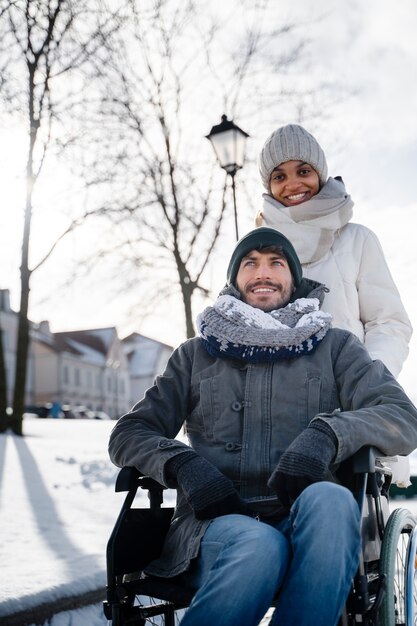 Femme s'amusant avec son ami handicapé