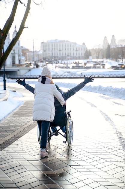 Photo gratuite femme s'amusant avec son ami handicapé