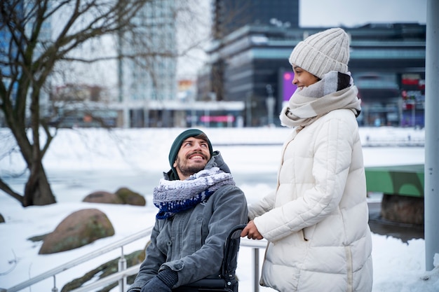 Photo gratuite femme s'amusant avec son ami handicapé