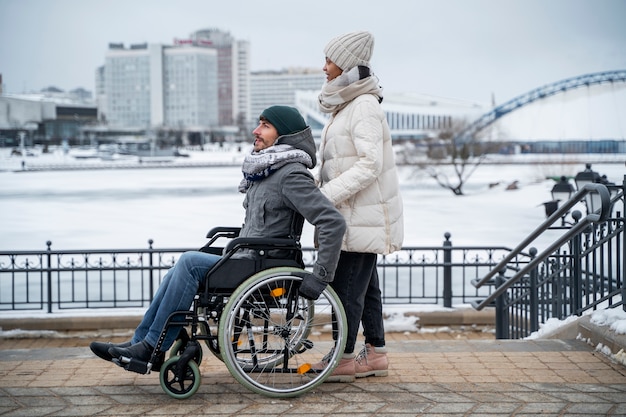 Femme s'amusant avec son ami handicapé