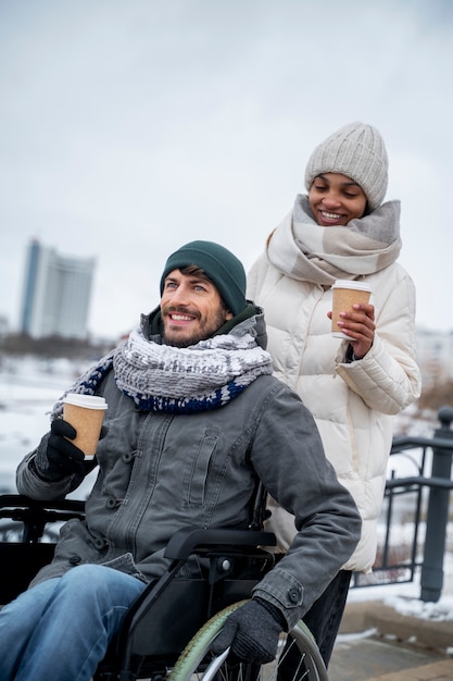 Femme s'amusant avec son ami handicapé