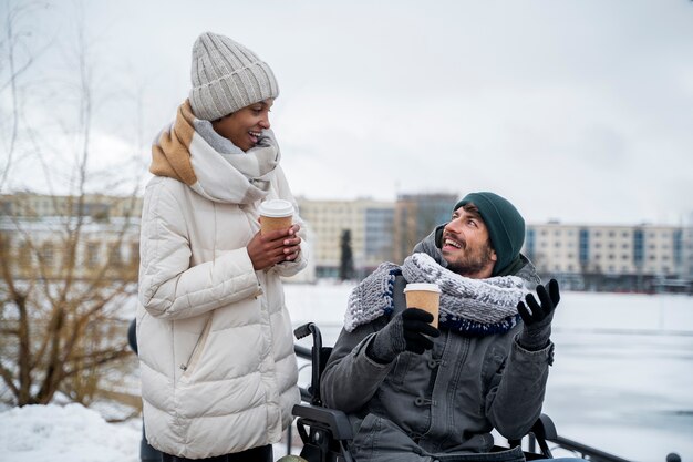 Femme s'amusant avec son ami handicapé