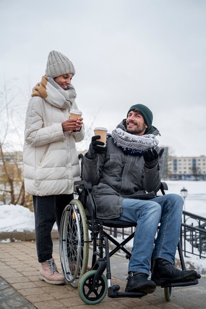 Femme s'amusant avec son ami handicapé