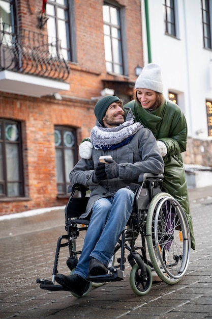 Photo gratuite femme s'amusant avec son ami handicapé