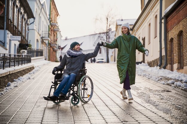 Femme s'amusant avec son ami handicapé