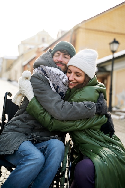 Femme s'amusant avec son ami handicapé