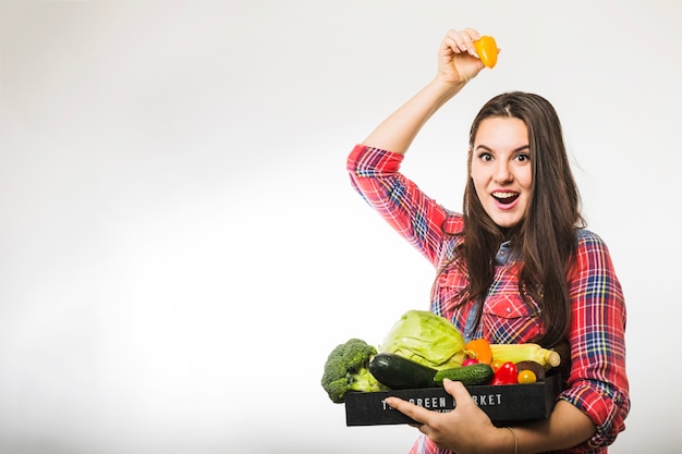 Photo gratuite femme s'amuser avec du poivre