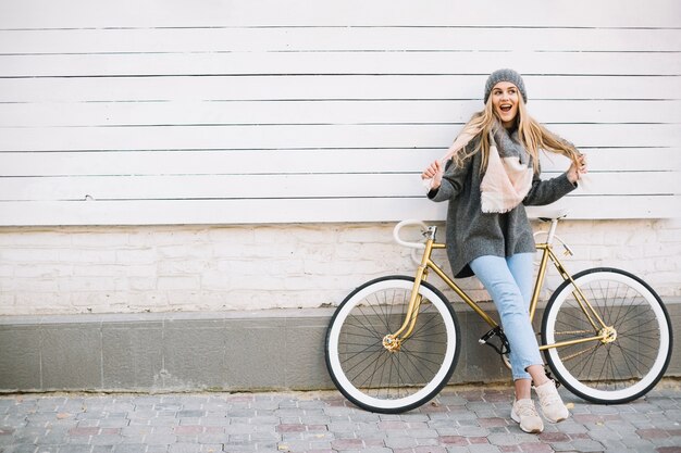 Femme s&#39;amuser près de vélo