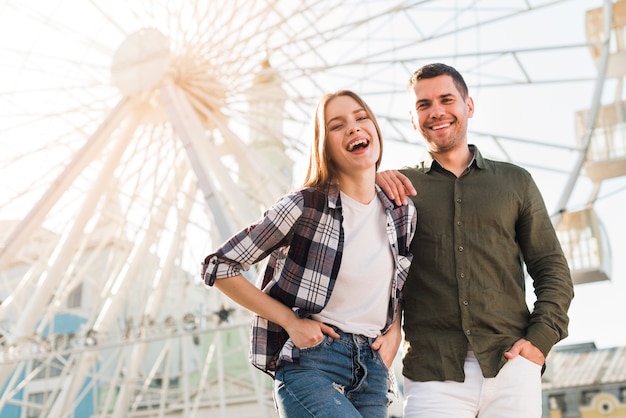 Photo gratuite femme s'amuser avec son petit ami au parc d'attractions