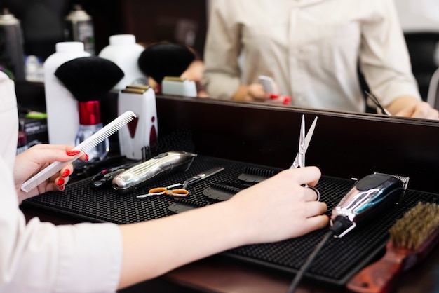 Photo gratuite femme s'apprête à couper les cheveux de sa cliente