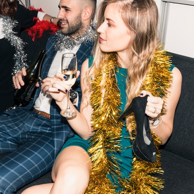 Photo gratuite femme, s'asseoir divan, à, verre champagne