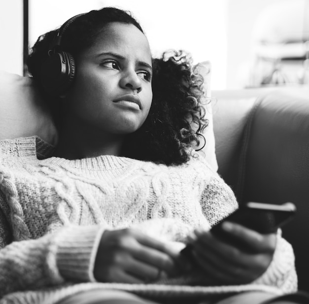 Femme S'ennuie Sur Le Canapé