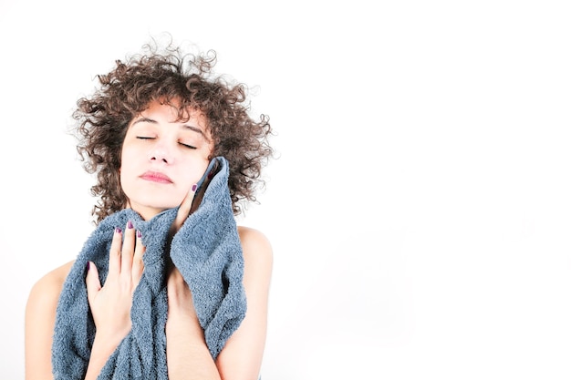 Femme s&#39;essuyant avec une serviette sur fond blanc