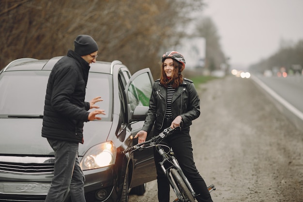 La femme s'est écrasée dans la voiture. Fille dans un casque. Les gens se disputent l'accident.