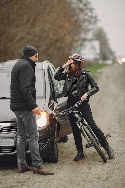 La femme s'est écrasée dans la voiture.