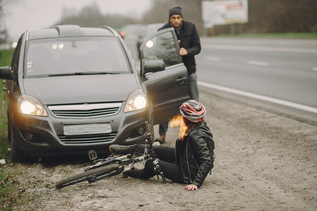 La femme s'est écrasée dans la voiture.