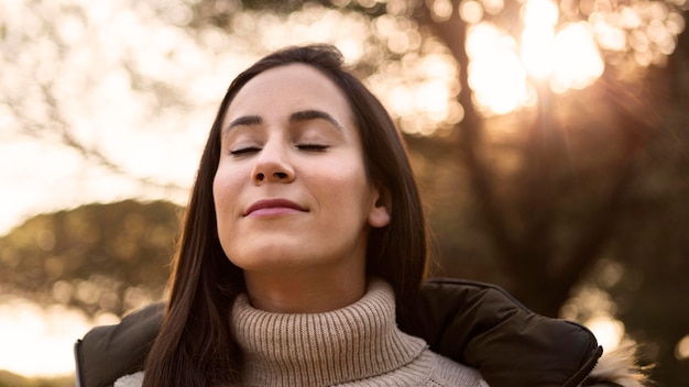 Photo gratuite femme s'imprégnant de la nature à l'extérieur