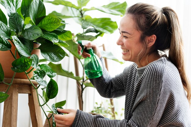 Femme s'occupant et prenant soin de ses plantes