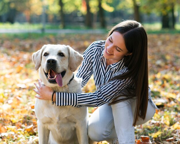 Femme avec sa canine dans le parc