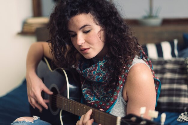 Femme avec sa guitare