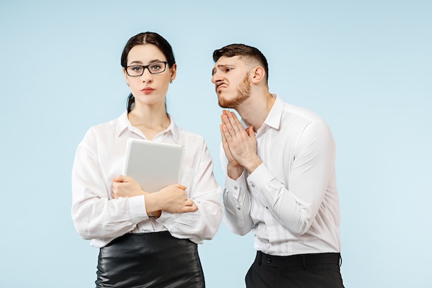 Femme et sa secrétaire debout au bureau ou en studio. Homme d'affaires suppliant son collègue. Concept de relations de bureau, émotions humaines