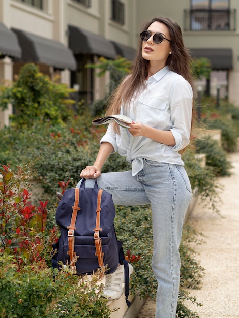 Femme avec sac à dos et carte