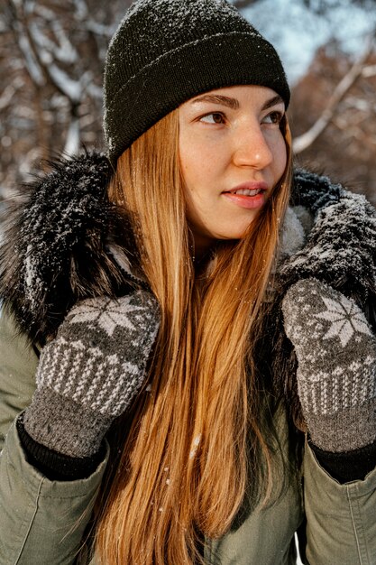 Femme avec sac à dos le jour de l'hiver