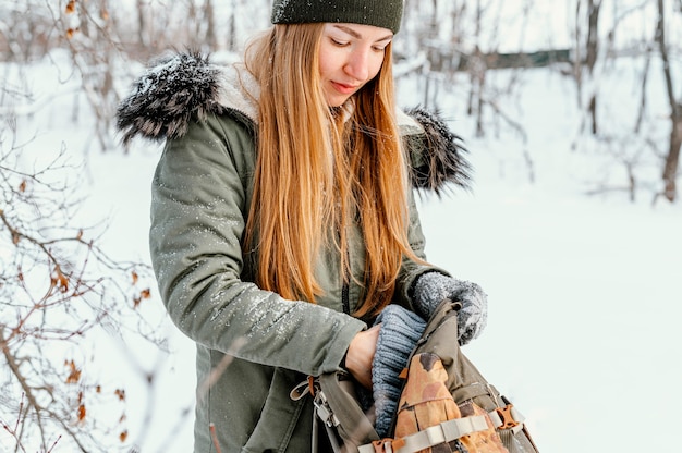 Photo gratuite femme avec sac à dos le jour de l'hiver