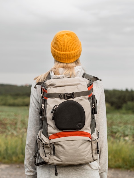 Photo gratuite femme avec sac à dos sur terrain