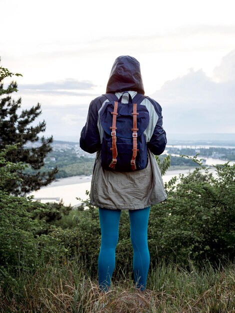 Femme, à, sac à dos