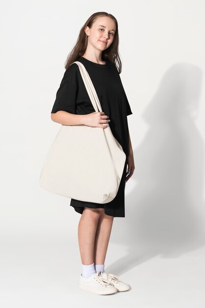 Femme avec sac fourre-tout blanc