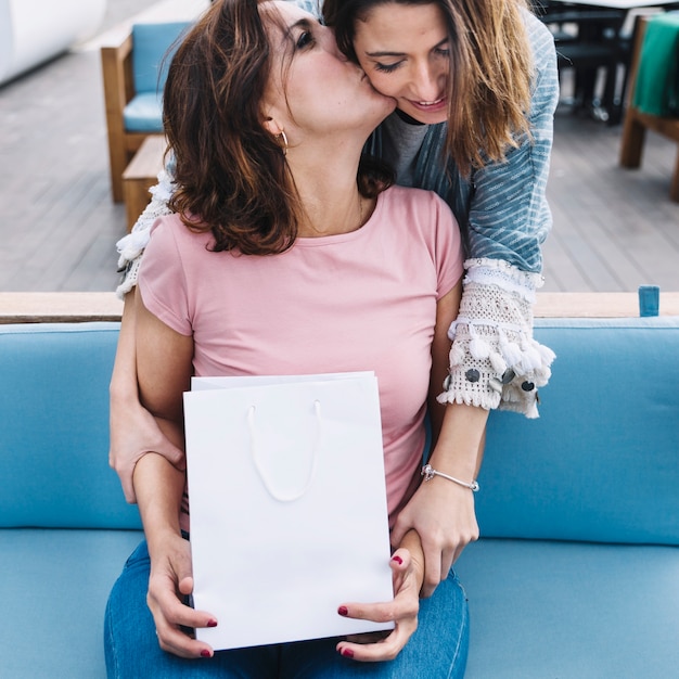 Photo gratuite femme avec sac en papier baiser femme