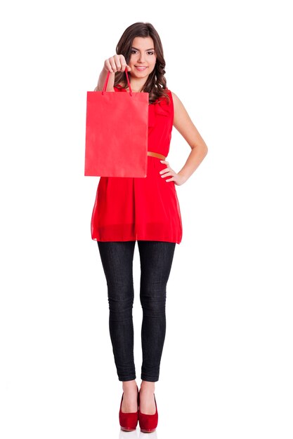 Femme avec sac à provisions rouge