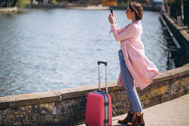 Femme avec sac de voyage