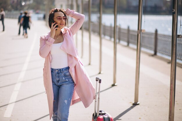 Photo gratuite femme avec sac de voyage